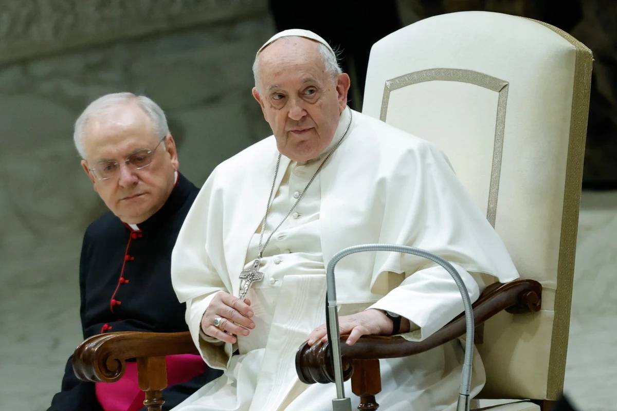 Papież Franciszek nadal ma problemy zdrowotne. Podczas audiencji generalnej w Watykanie nie przeczytał swojej katechezy. Zrobił to za niego jeden z księży. Po audiencji Franciszek pojechał na badania do szpitala. 