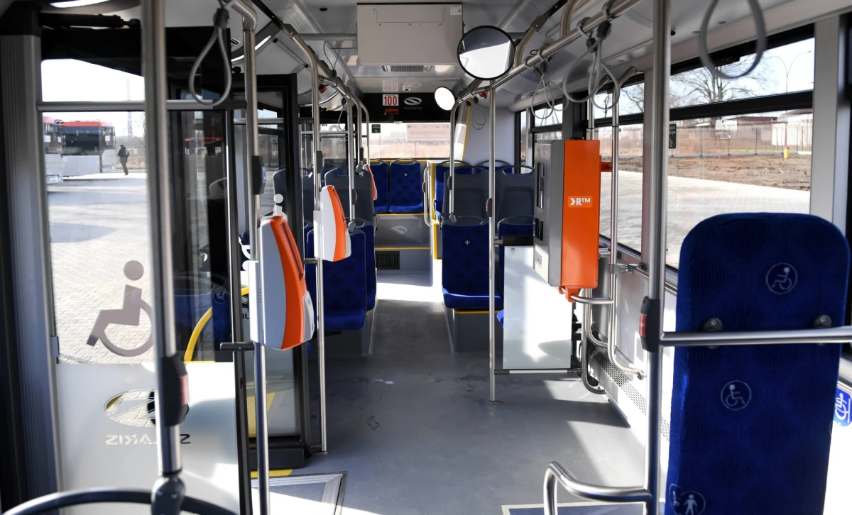 Szokujące zachowanie w rzeszowskim autobusie. Pasażer nie chciał okazać biletu, a następnie wypchnął z pojazdu kontrolerkę, która doznała poważnych obrażeń. Policjanci już wiedzą, kim jest sprawca - to 16-latek z powiatu rzeszowskiego, którym zajmie się sąd rodzinny.