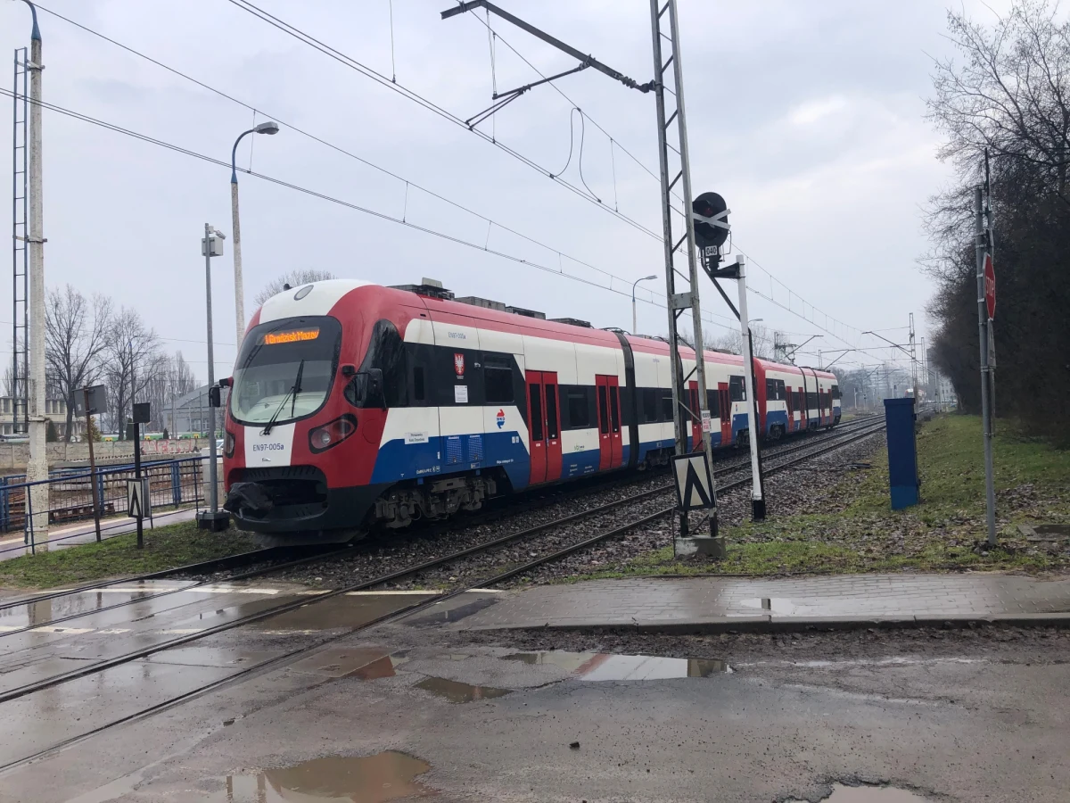 Zakaz przewożenia rowerów w godzinach szczytu będzie obowiązywać od piątku w pociągach Warszawskiej Kolei Dojazdowej. Przez remont i zmiany w rozkładzie pociągi są przepełnione. Nasz reporter rozmawiał o tych zmianach z pasażerami.

