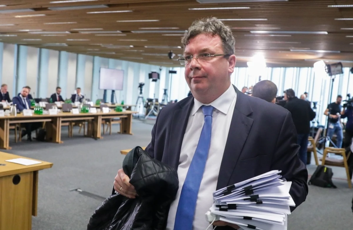 Sejmowa komisja śledcza ds. wyborów kopertowych wyłączyła z przesłuchania prokurator Ewy Wrzosek posła Michała Wójcika z PiS. Wniosek o to złożyła sama przesłuchiwana prokurator, która wszczęła ws. wyborów śledztwo, niemal natychmiast umorzone przez jej przełożoną. Wrzosek zarzuciła Wójcikowi brak obiektywizmu.