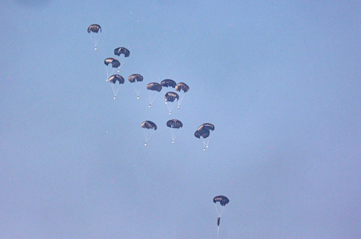 Jeden z pilotów samolotów dostarczających pomoc humanitarną dla południowej części Strefy Gazy, omyłkowo zrzucił ładunki do Morza Śródziemnego. Na plaży na racje żywnościowe oczekiwały setki Palestyńczyków. Część z nich, aby zdobyć żywność, wypłynęła na morze łodziami i deskami SUP. 