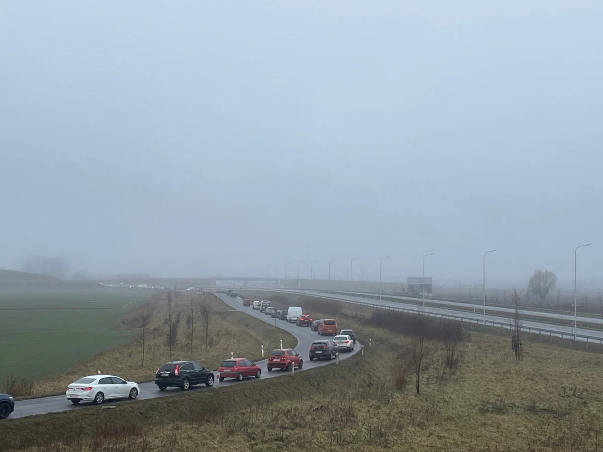 Uwaga kierowcy jadący objazdem wzdłuż trasy S7 na Pomorzu. Obok węzła Żuławy Wschód dachował samochód. Jedna osoba jest ranna - poinformowała Anna Piechowska, rzeczniczka nowodworskich strażaków.   