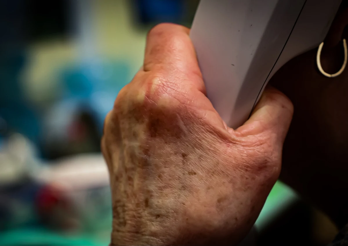 Mimo ciągłych ostrzeżeń, kolejna seniorka dała się oszukać. Uwierzyła oszustowi, który zadzwonił z informacją, że wnuk spowodował wypadek i by uniknął więzienia potrzebne są pieniądze. Gotówkę i biżuterię spakowaną w reklamówkę kobieta wywiesiła na płocie. Straciła blisko 40 tysięcy złotych.