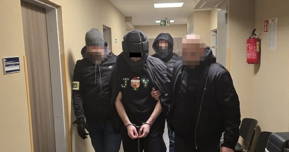 Jest trzymiesięczny areszt dla 23-latka, który w weekend brutalnie napadł na 25-letnią kobietę w centrum Warszawy. Mężczyzna usłyszał zarzut usiłowania zabójstwa w związku z gwałtem i rozbojem. Podejrzanemu grozi dożywocie. Jak dowiedział się nieoficjalnie dziennikarz RMF FM, mężczyzna przyznał się do zarzucanego czynu.