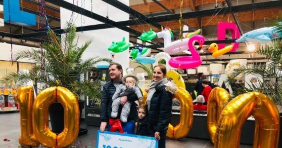 Wystrzały kolorowego konfetti i serpentyn towarzyszyły wejściu 10-milionowego klienta do łódzkiego, miejskiego Aquaparku "Fala". Szczęśliwy traf padł na czteroosobową rodzinę.