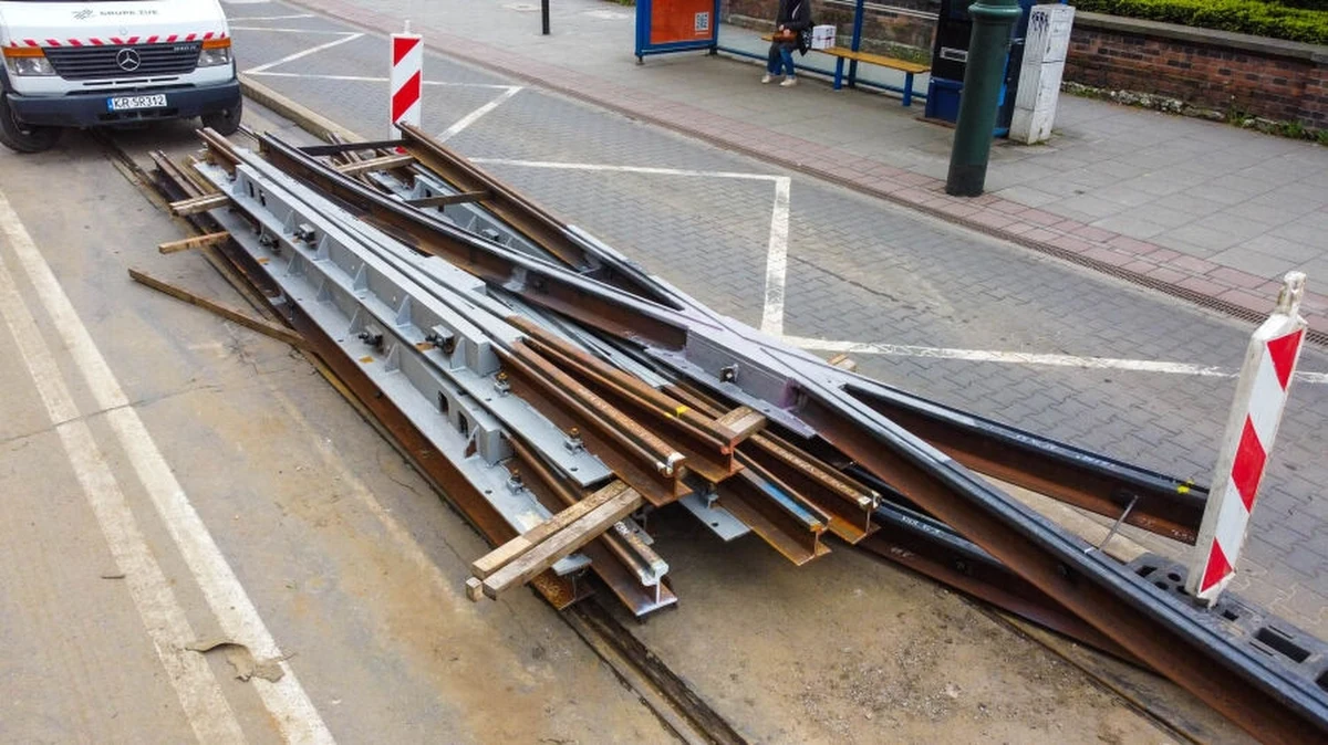 W sobotę o świcie ekipy remontowe przystąpią do wymiany zwrotnicy na pętli tramwajowej "Dąbie". Od g. 4.30 wstrzymany zostanie ruch tramwajów od ronda Grzegórzeckiego do ronda Czyżyńskiego.

