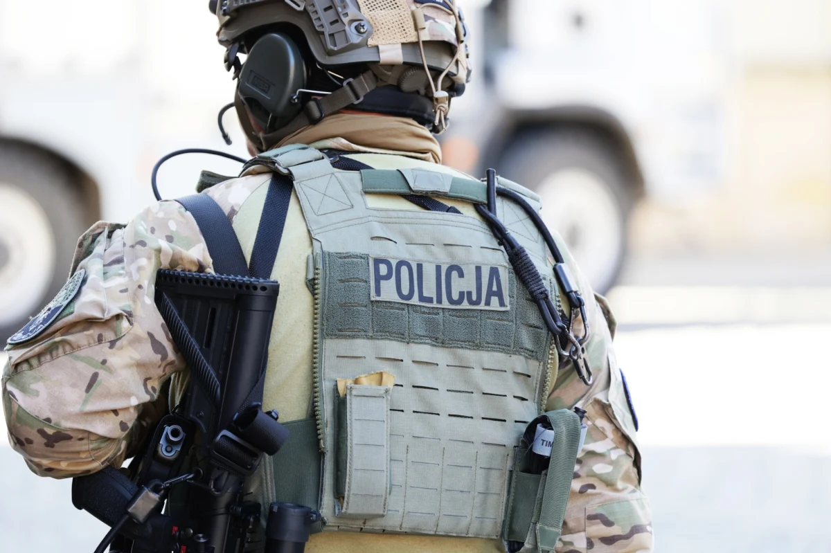 W jednym z pustostanów w Chrzanowie mężczyzna znalazł pudełko z granatnikiem. Na miejscu interweniowali strażacy, policjanci i kontrterroryści. Ręczny granatnik współczesnej produkcji zabezpieczyli i zabrali wojskowi saperzy.   