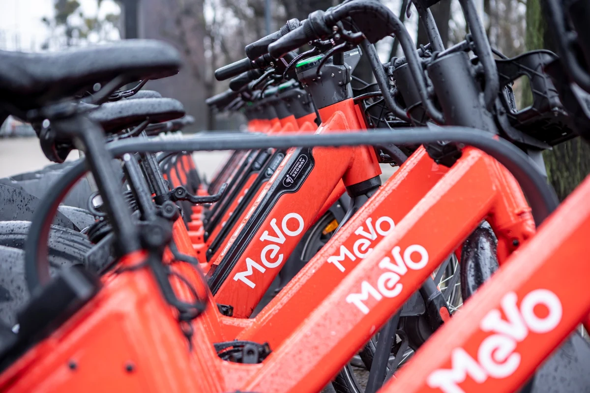 Pełna gdańska flota rowerów Mevo powraca na ulice metropolii po zimowej przerwie. Mieszkańcy i turyści będą mieć do dyspozycji 3,2 tys. rowerów ze wspomaganiem elektrycznym i około tysiąca tradycyjnych.