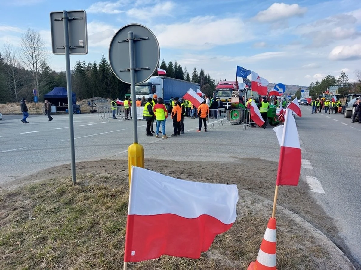 38-letni rolnik, uczestniczący w proteście przy polsko-słowackim przejściu w Barwinku, został potrącony przez ciężarówkę. Doszło do tego, kiedy kierowca próbował ominąć blokadę.