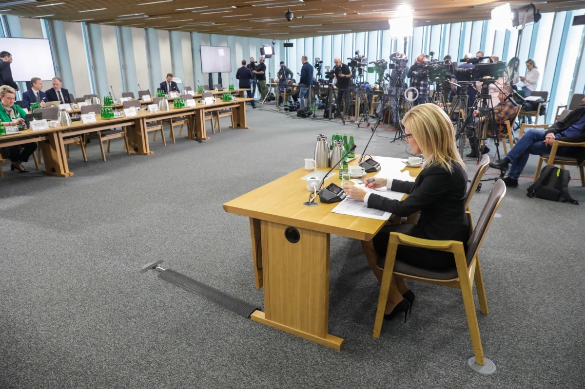 Istotnym elementem pracy parlamentarnej komisji śledczej jest umiejętne łączenie skutecznego dociekania prawdy z przekonującym odegraniem swojej roli. Jeśli w żmudnym i sformalizowanym przedsięwzięciu jakim jest przesłuchanie, pojawiają się fragmenty zarówno skuteczne dochodzeniowo jak widowiskowe – ewidentnie mamy do czynienia ze znakomitym przygotowaniem, talentem, albo połączeniem jednego z drugim.