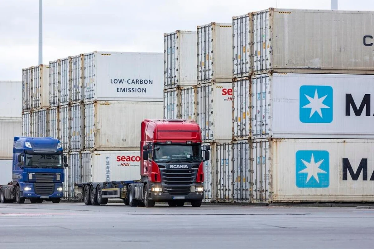 W nocy przez miasto do portu przewieziony zostanie ponadgabarytowy fragment platformy. Konieczne będzie wyłączenie zasilania w sieci trakcyjnej. Wprowadzona będzie zastępcza komunikacja miejska. 