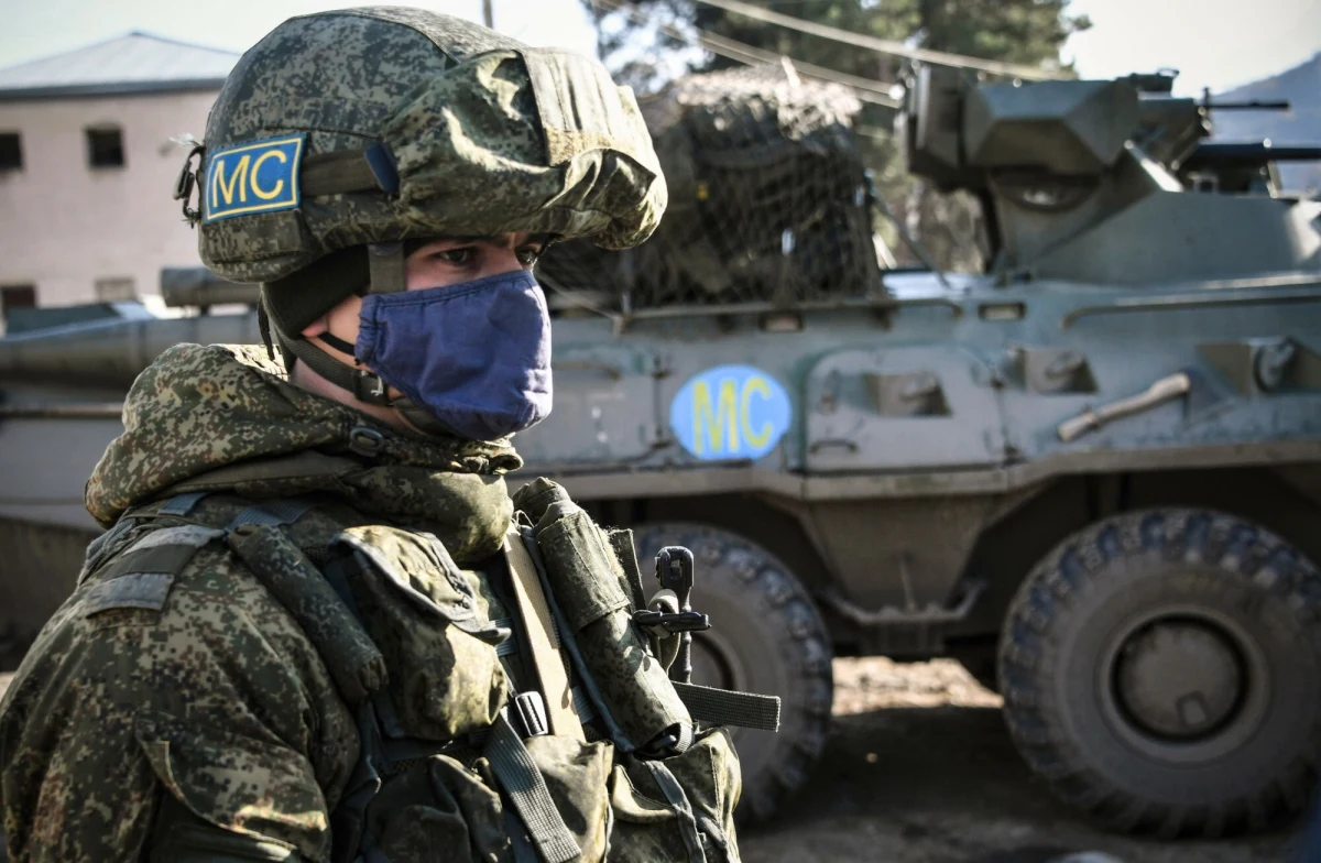 Siły ukraińskie wycofały się z Awdijiwki, a także z pobliskich wsi Stepowe i Siewierne. Rosjanie są w natarciu, ale momentami gubi ich pewność siebie. Sieć obiegło nagranie pokazujące niezwykle rzadką sytuację, w której dwie równoczesne eksplozje min niszczą pojazdy opancerzone piechoty okupanta.