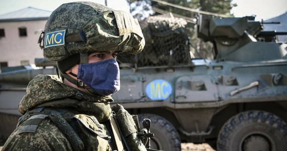Siły ukraińskie wycofały się z Awdijiwki, a także z pobliskich wsi Stepowe i Siewierne. Rosjanie są w natarciu, ale momentami gubi ich pewność siebie. Sieć obiegło nagranie pokazujące niezwykle rzadką sytuację, w której dwie równoczesne eksplozje min niszczą pojazdy opancerzone piechoty okupanta.