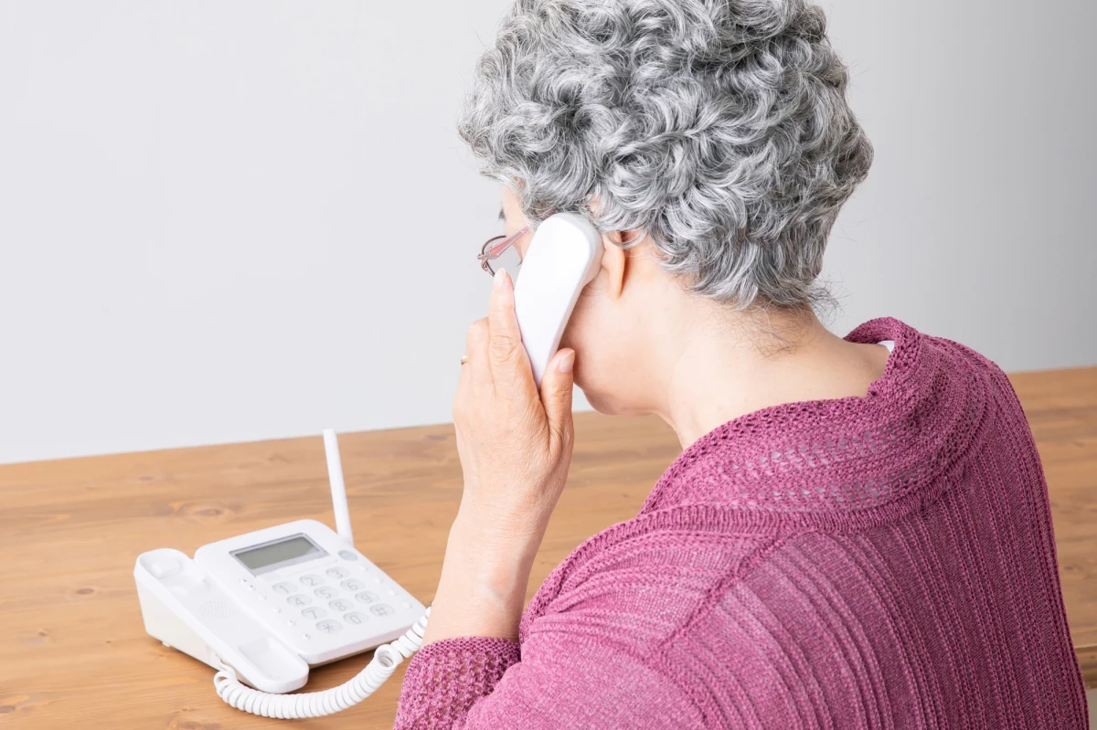 120 tys. złotych - tyle straciła seniorka z Wałbrzycha, która padła ofiarą oszusta, podającego się za funkcjonariusza Centralnego Biura Śledczego Policji. "Mundurowy" zapewniał, że 78-letnia kobieta bierze udział w rozpracowywaniu grupy przestępczej, napadającej na starszych ludzi. Seniorka bez wahania zgodziła się pomóc w ich zatrzymaniu i przekazała pieniądze nieznajomej kobiecie, która zapukała chwilę po zakończeniu rozmowy do jej drzwi.