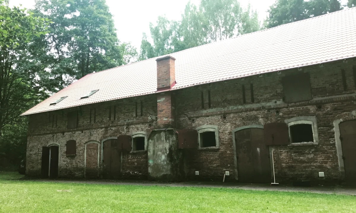 Ośrodek w Brzezince pod Wrocławiem to szczególne miejsce dla historii nie tylko polskiego, ale i światowego teatru. To tutaj Jerzy Grotowski podjął swoje eksperymenty na temat Parateatru i Teatru Źródeł. To tu wykuwała się nowa perspektywa w poszukiwaniach Jerzego Grotowskiego i przyszłości sztuk performatywnych. Dziś to miejsce nadal służy teatrowi, poszukiwaniom dróg pracy z ciałem i głosem. Niestety, też powoli niszczeje, a jego odnowa jest kosztowna i pracochłonna. Mimo to twórcy wierzą, że Brzezinkę uda się uratować.