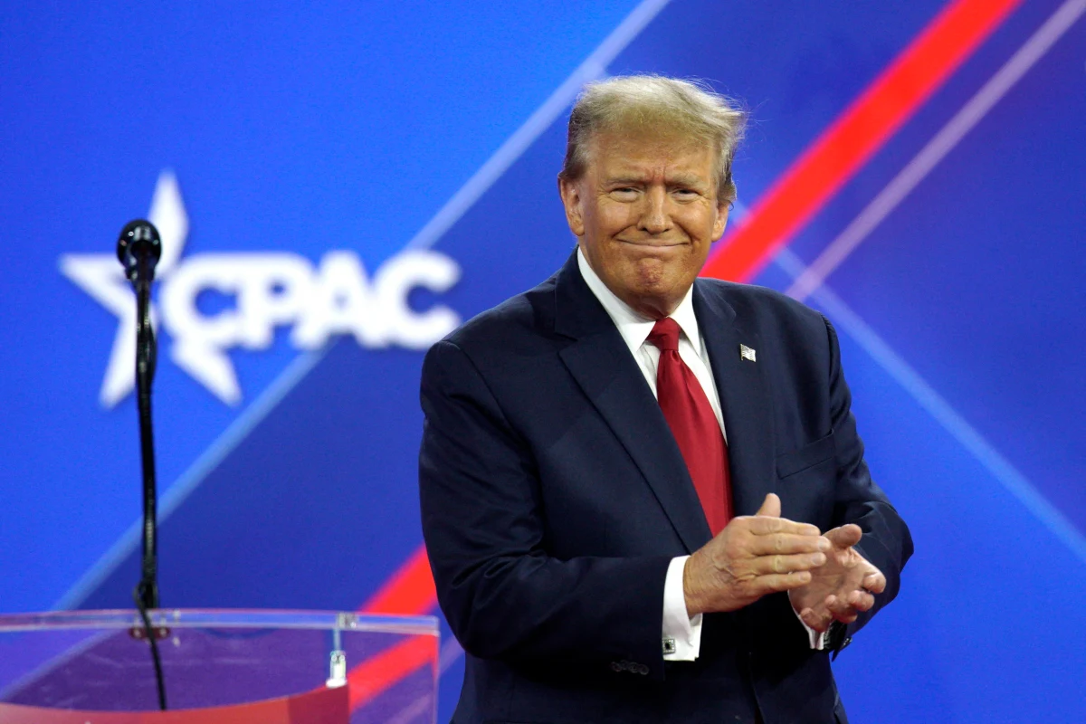 Sędzia z Illinois zakazała w środę umieszczenia Donalda Trumpa na liście wyborczej w prawyborach prezydenckich Partii Republikańskiej w tym stanie w środkowej części USA. Uzasadniła to rolą jaką odegrał w zamieszkach na Kapitolu 6 stycznia 2021 roku, ale odroczyła wykonanie wyroku do czasu apelacji Trumpa.