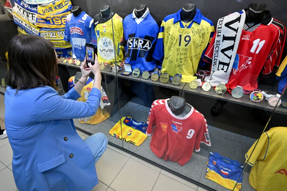 Gwizdek legendarnego szkoleniowca Edwarda Strząbały, piłka, którą grano w klubie w latach 60. ubiegłego wieku, puchar za zwycięstwo w Lidze Mistrzów w 2016 roku - w Hali Legionów otwarto Muzeum Historii Klubu Iskra Kielce.

