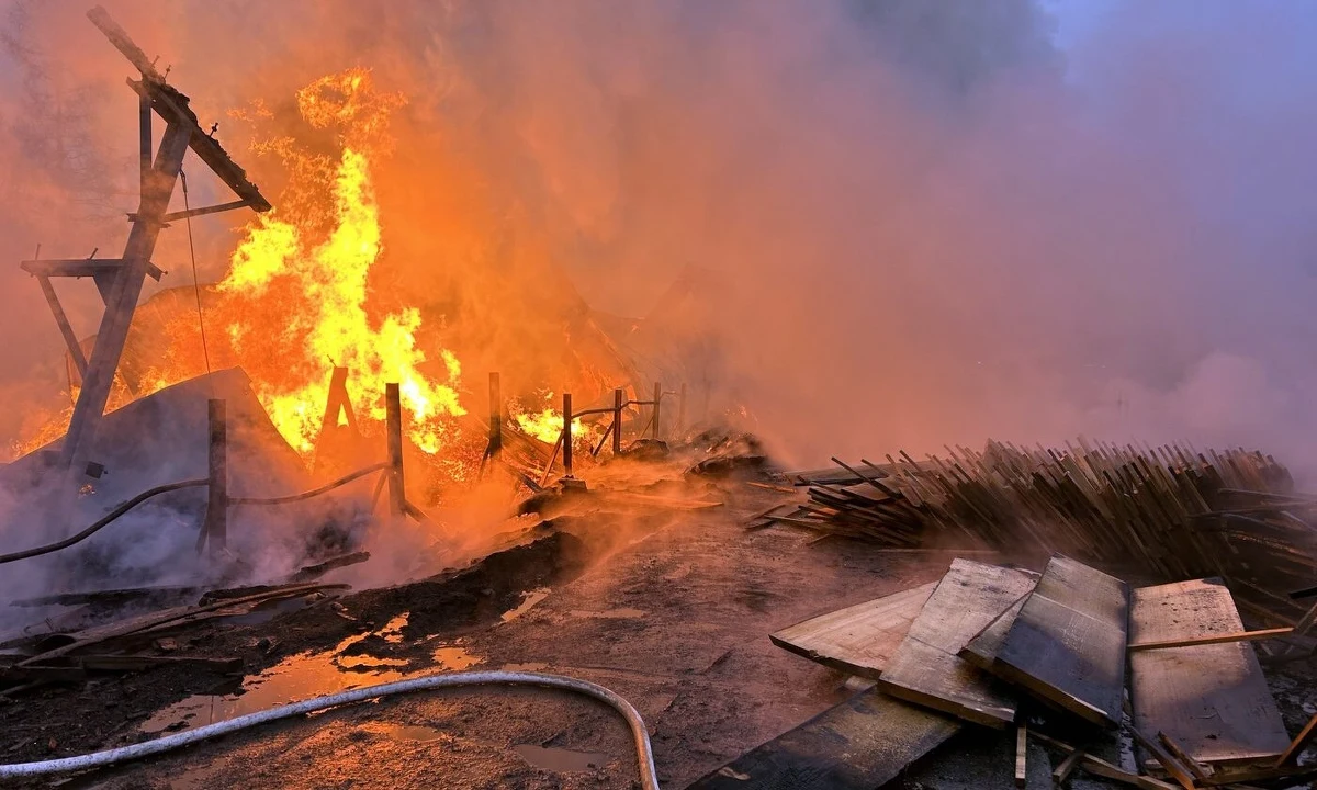 Nad ranem doszło do pożaru tartaku w podkarpackich Hadlach Szklarskich. Ogień, który objął trzy budynki z tarcicą, został już opanowany.