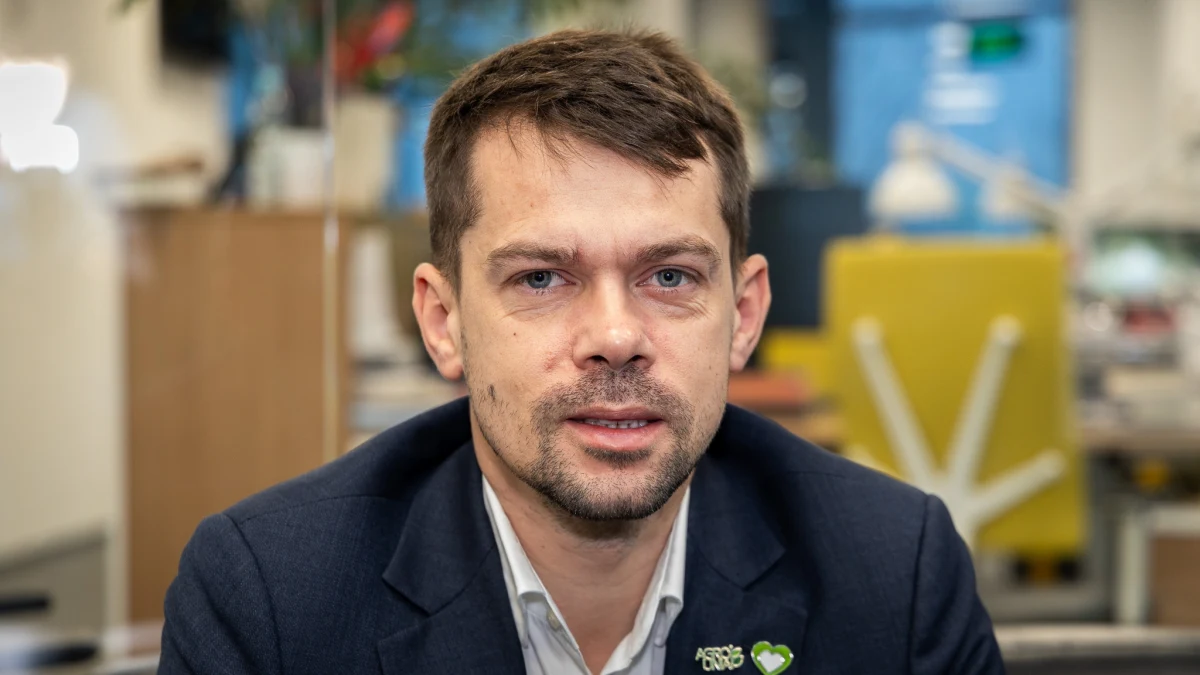 "Zielony Ład musi być uczciwy" - mówił w Rozmowie w południe w Radiu RMF24 wiceminister rolnictwa Michał Kołodziejczak. Pytany o to, czy kontrowersyjne unijne przepisy powinny być renegocjowane, odparł: "Nie widzę innej możliwości". "To jest stanowisko resortu, które będzie przedstawione Radzie Ministrów. To powinno być też stanowisko polskiego rządu" - wyjaśnił gość Piotra Salaka. 