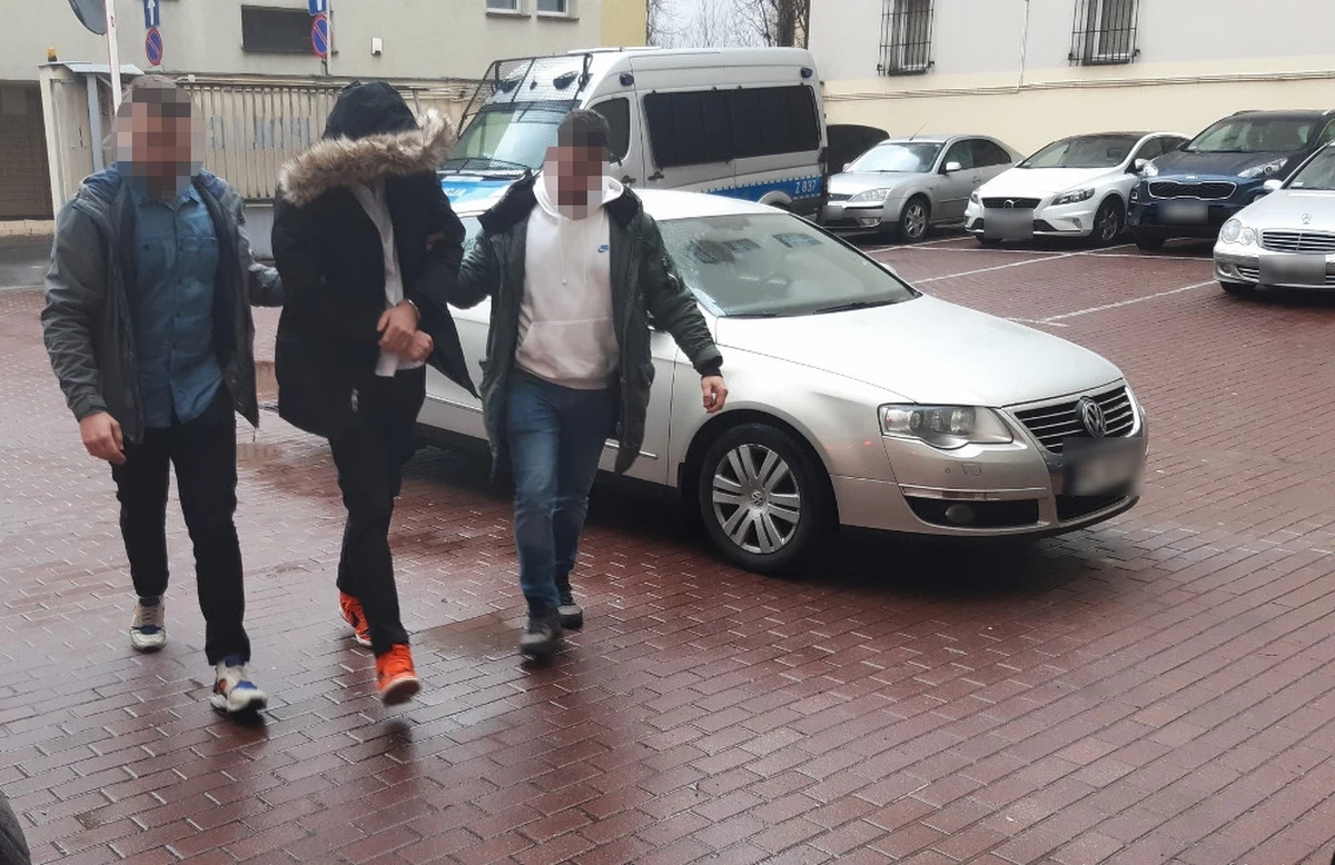 Policjanci zatrzymali trzy osoby podejrzane o sfingowanie śmierci w wypadkach samochodowych na terenie USA i branie za to wysokich odszkodowań. Wszyscy usłyszeli zarzuty. Wśród zatrzymanych jest gitarzysta zespołu rockowego Kult.