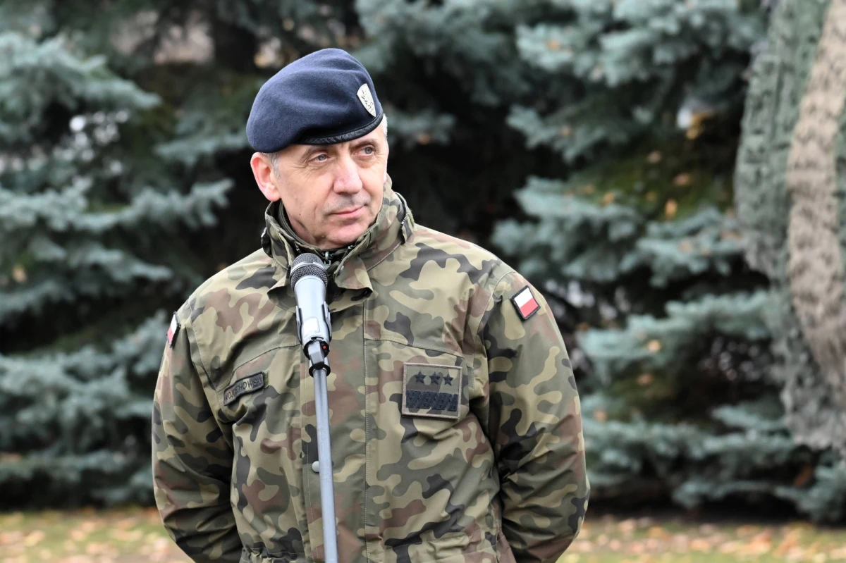 Polska zgłasza swojego kandydata na szefa Komitetu Wojskowego Unii Europejskiej; to gen. Sławomir Wojciechowski, obecnie przedstawiciel Polski przy Komitetach Wojskowych UE i NATO - poinformował wicepremier, szef MON Władysław Kosiniak-Kamysz. w Sztabie Generalnym odbyła się odprawa kierownictwa MON z najwyższymi dowódcami WP.