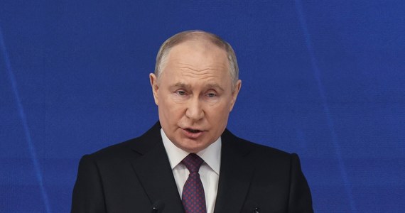 "Zachód wywołał konflikty w wielu krajach, a mimo to twierdzi, że sama Rosja zamierza zaatakować Europę. Jednocześnie obce państwa same wybierają cele, w które należy uderzyć, i mówią o wysłaniu wojsk na Ukrainę" - powiedział Władimir Putin podczas przemówienia przed Zgromadzeniem Federalnym. Prezydent Rosji ostrzegł przed niebezpieczeństwem konfliktu nuklearnego w razie wprowadzenia wojsk NATO na Ukrainę. "Przeciwnicy Rosji muszą pamiętać, że posiada ona broń zdolną razić cele na ich terytorium. (...) Konsekwencje mogą być tragiczne" - podkreślał. 