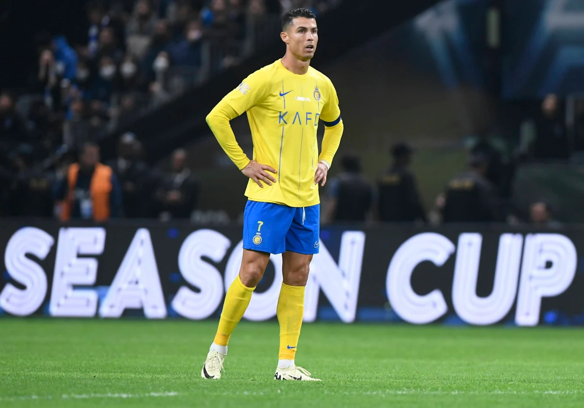 Cristiano Ronaldo został zawieszony na jeden mecz za wykonanie gestu uznanego powszechnie za nieprzyzwoity po ligowym spotkaniu jego drużyny Al-Nassr z Al Shabab (3:2). Decyzję podjęła Komisja Dyscypliny i Etyki Saudyjskiej Federacji Piłkarskiej.