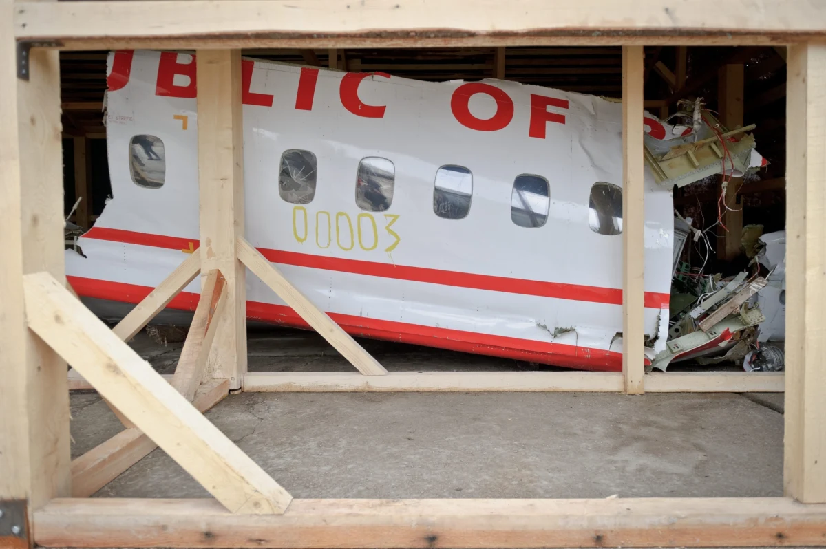 Nowe kierownictwo prokuratury podjęło decyzję o kontynuacji śledztwa w sprawie katastrofy smoleńskiej prowadzonego przez poprzedników - dowiedział się reporter RMF FM. 