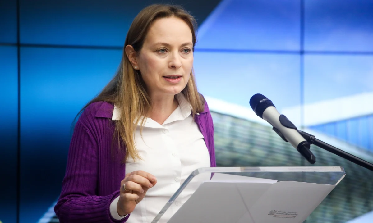 "Mamy dobrą wiadomość: jest formalna zgoda KE w sprawie akceptacji pierwszego wniosku z Krajowego Planu Odbudowy, jak też warunku związanego z Kartą Praw Podstawowych UE" - powiedziała minister funduszy i polityki regionalnej Katarzyna Pełczyńska-Nałęcz, odnosząc się do odblokowania przez Komisję Europejską z środków z KPO i polityki spójności.