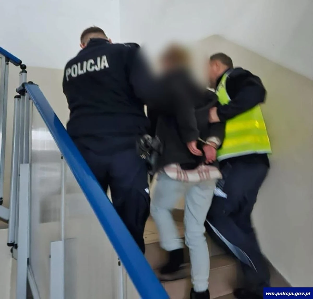 Córka zamordowanego w Ostródzie małżeństwa usłyszała dziś zarzut podwójnego zabójstwa. Policja wystąpiła też z wnioskiem o tymczasowy areszt. Do tragedii doszło w środę. Na miejscu udało się znaleźć narzędzie zbrodni. 