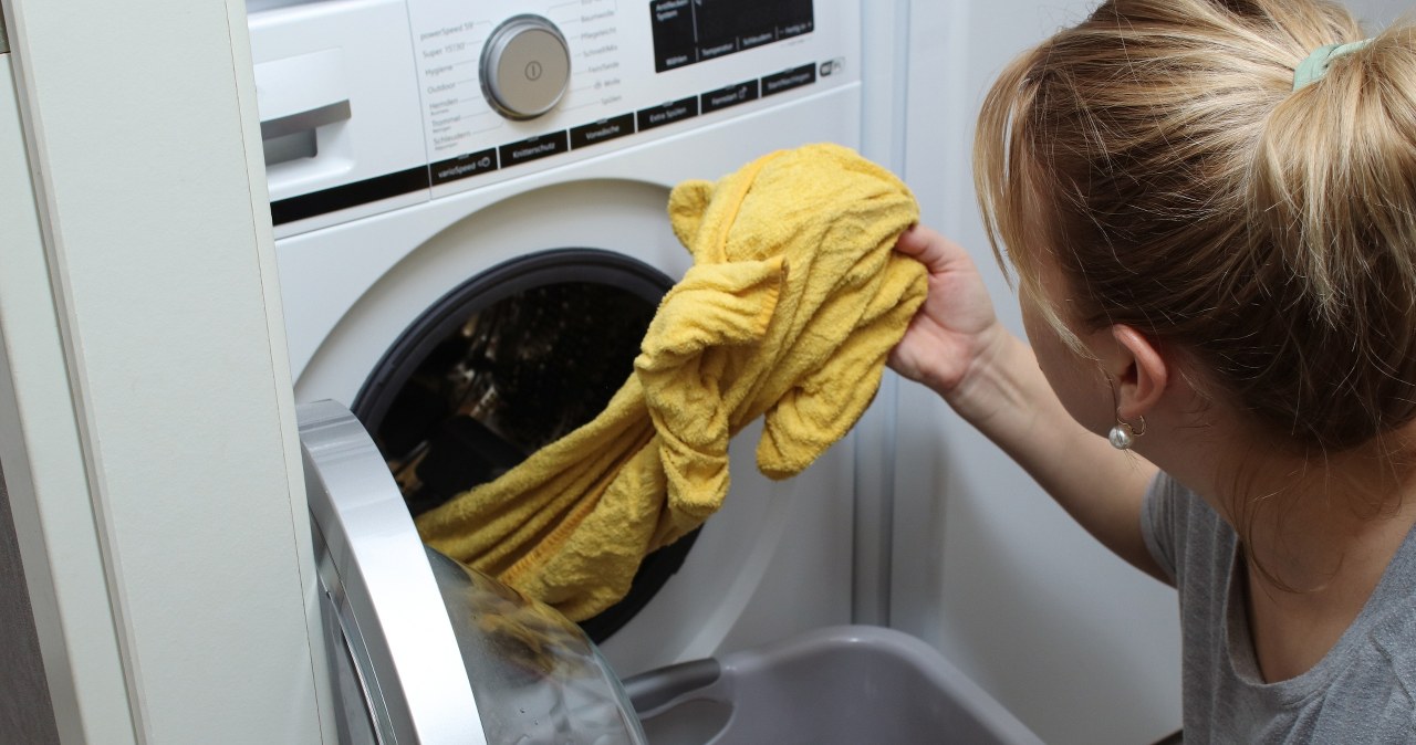 Pranie zaczęło brzydko pachnieć? Wyjmij jeden element z pralki