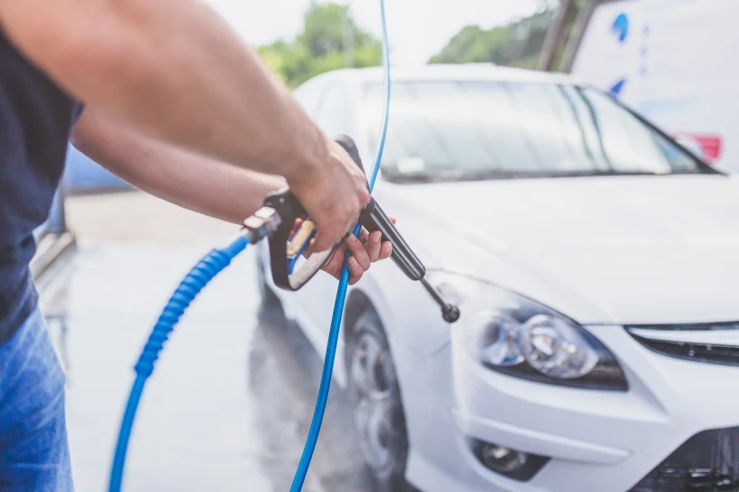 Jak myć auto na myjni bezdotykowej? Te triki oszczędzają czas