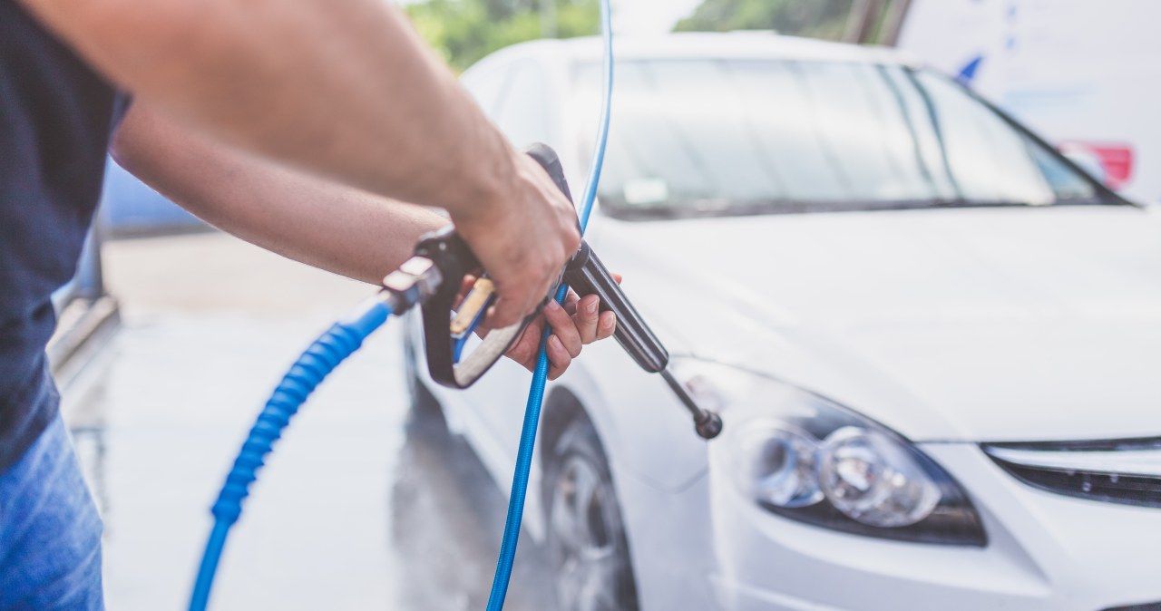 Jak myć auto na myjni bezdotykowej? Te triki oszczędzają czas
