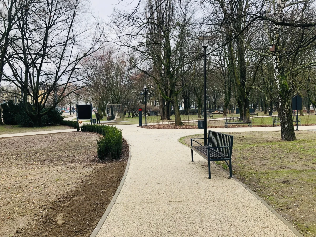 Od miesiąca łodzianie mogą cieszyć się nowym Parkiem Staromiejskim. Czy już zdążyli przywyknąć do jego otwartej, uporządkowanej przestrzeni? Kto i jak chętnie z niego korzysta? Zebraliśmy opinie mieszkańców Łodzi.