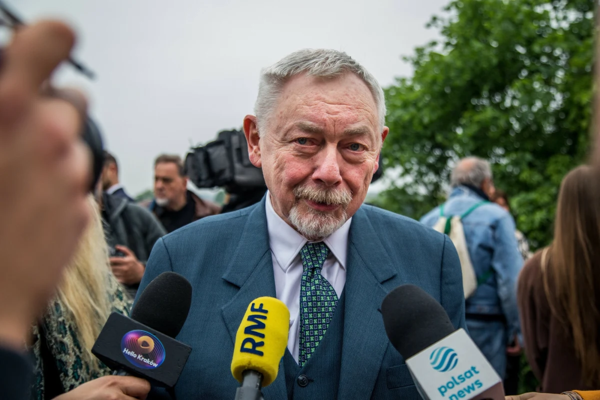 Prokuratura podejrzewa, że prezydent Krakowa Jacek Majchrowski przekroczył uprawnienia w celu osiągnięcia korzyści majątkowej - dowiedział się reporter RMF FM Krzysztof Zasada. Złamane miało zostać prawo w procesie przyznawania dotacji celowych na prace konserwatorskie i restauracyjne. Jeden z podmiotów miał otrzymać z budżetu miasta prawie 1,2 mln złotych.