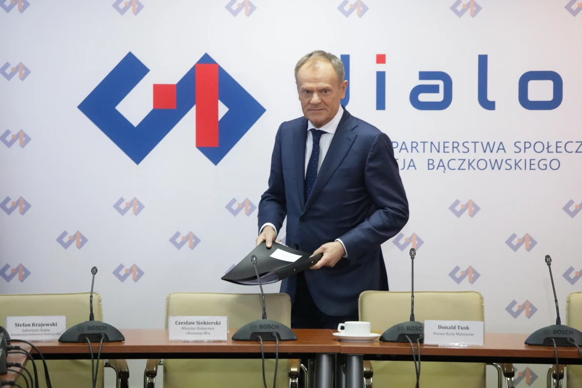 RCB przekazało, że premier Donald Tusk podpisał zarządzenia wprowadzające stopnie alarmowe - 2. stopnia BRAVO i 2. stopnia BRAVO-CRP na terenie całego kraju oraz 2. stopnia BRAVO wobec polskiej infrastruktury energetycznej, mieszczącej się poza granicami Rzeczypospolitej Polskiej. Jak wskazuje RCB, stopnie alarmowe "są sygnałem dla służb i administracji publicznej do zachowania szczególnej czujności".