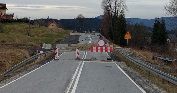 Drogowcy zaczynają remont DK28 w Kasinie Wielkiej. Droga została zniszczona w maju ubiegłego roku przez osuwisko. W pierwszym etapie pracownicy zaczną od gwoździowania terenu, następnie zajmą się palowaniem, a na koniec budową żelbetowego rusztu pod drogę. Prace potrwają do jesieni.