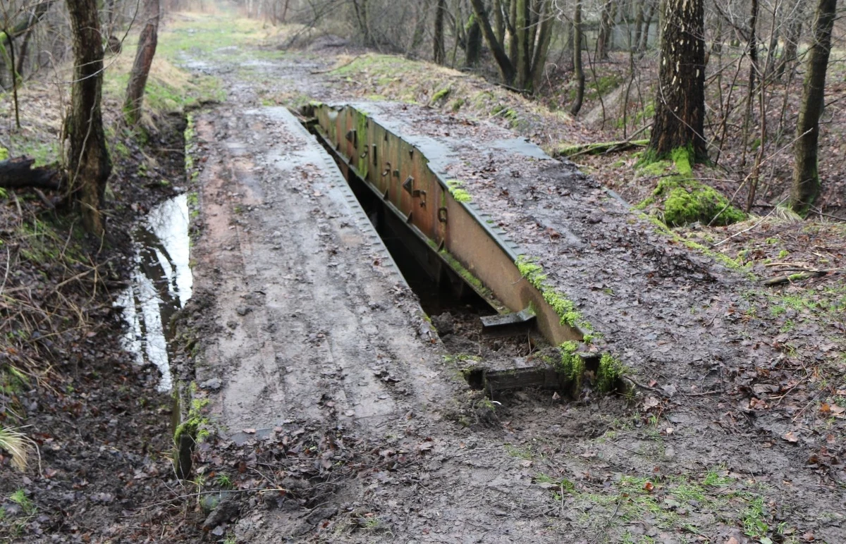 Unikatowy egzemplarz przenośnego mostu szturmowego MH 12 trafił w ostatnich dniach do Muzeum Broni Pancernej w Poznaniu. To jedyna taka konstrukcja stworzona przez polskich inżynierów w latach 50. ubiegłego wieku. Znaleziono go w lesie nieopodal Gliwic, gdzie był wykorzystywany w wojskowych ćwiczeniach.