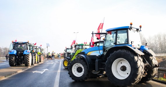 Rolnicy, blokujący przejazd drogą krajową nr 15 w Gronowie w woj. kujawsko-pomorskim, mówią o zaostrzeniu protestu. Czekają na przyjazd premiera Tuska. Dają mu dwa dni, potem gotowi są zablokować A1. "Jak będzie trzeba - zaczniemy ją orać" - oświadczyli.
