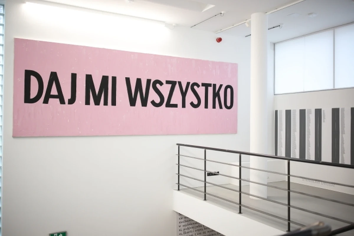Bunkier Sztuki - krakowska galeria, która została zamknięta jakiś czas temu z powodu remontu - powraca z nową wystawą. Wernisaż "Daj mi wszystko" prezentuje dzieła sztuki współczesnej będące darem Teresy i Andrzeja Starmachów dla krakowskich muzeów. Galeria zaprasza na zwiedzanie odnowionego pawilonu wystawowego przy placu Szczepańskim 3a, w godzinach 17–20.