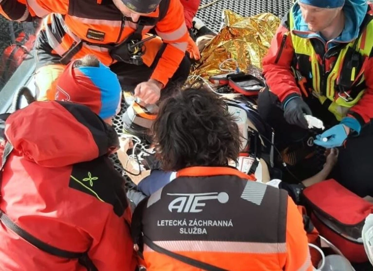 34-letni snowboardzista z Polski stracił przytomność, odpoczywając na Priehybie w słowackich Tatrach. Mimo reanimacji, jego życia nie udało się uratować.