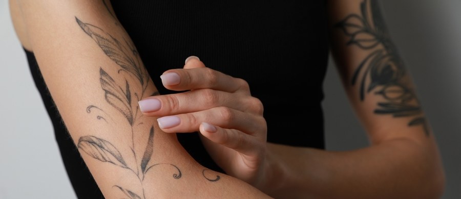 Dlaczego pozbywamy się tatuaży? Przyczyny mogą być różne i coraz rzadziej chodzi o naprawianie tzw. błędów młodości. Często wybrane zdobienia po prostu przestają być modne (tak jak tribale czy delfiny), stają się nieaktualne ze względu na życiowe zmiany lub też chcemy usunąć tatuaż częściowo, by pokryć ciało nowym wzorem. Niezależnie od powodu – usunięcie tatuażu to poważny zabieg i powinniśmy się do niego przygotować. Jak to zrobić? Na co zwrócić uwagę, a czego unikać? Odpowiada ekspertka portalu „Twoje Zdrowie”. 