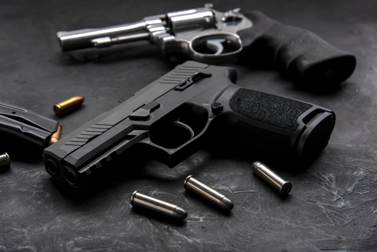 W ubiegłym roku padł rekord, jeśli chodzi o liczbę nowych pozwoleń na broń. Polacy są dzisiaj bardziej uzbrojeni, niż kiedykolwiek wcześniej – informuje "Rzeczpospolita".