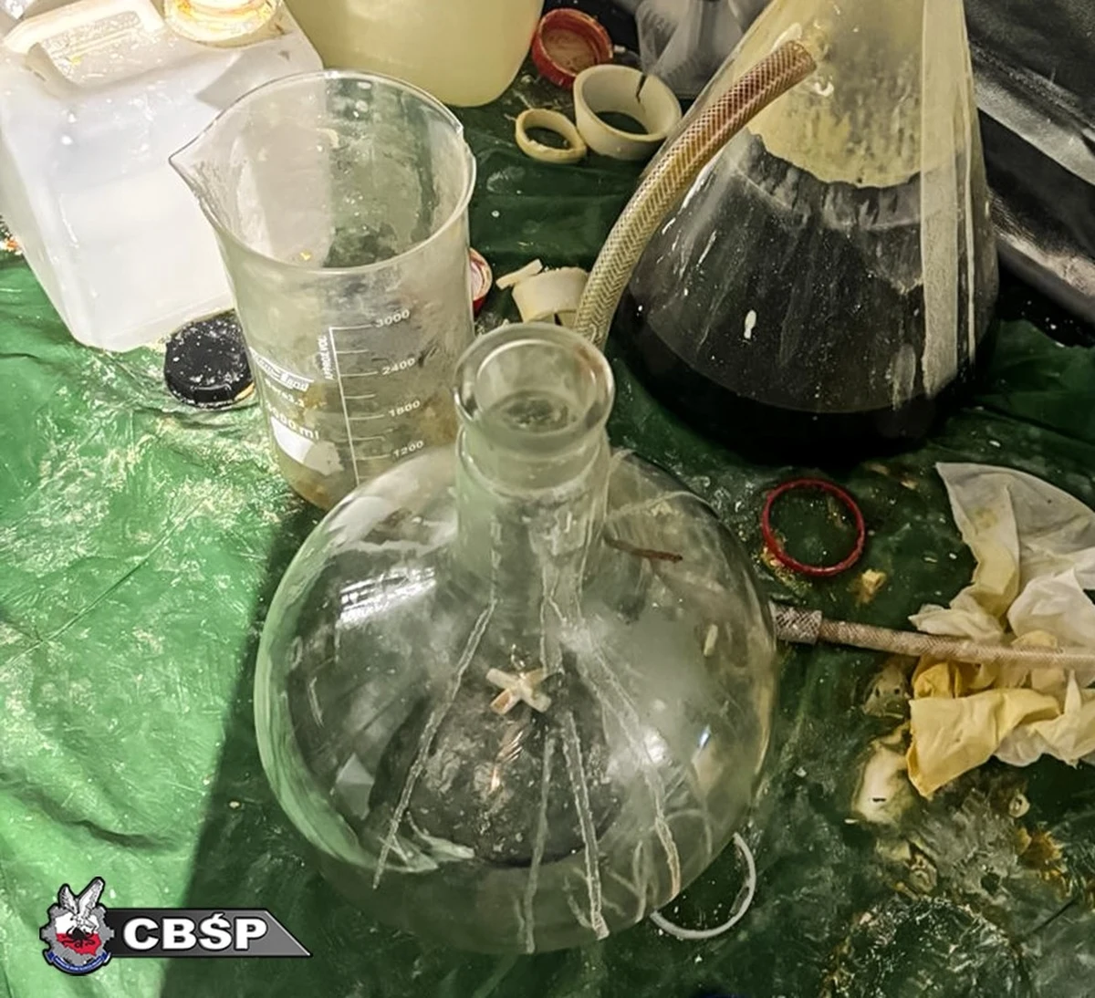 Osiem osób zatrzymanych, zlikwidowane 2 laboratoria narkotyków syntetycznych i przejęte ponad 261 kg mefedronu wartego ok. 10,5 mln zł oraz ponad 1,5 tony odczynników - to efekt działań policjantów z łódzkiego CBŚP. Z ustaleń funkcjonariuszy wynika, że wyprodukowany narkotyk był sprzedawany za pośrednictwem sklepu internetowego w Darknecie.