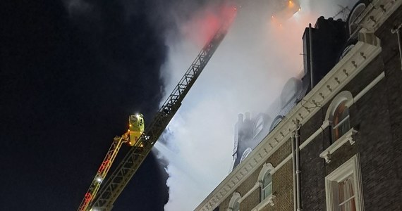 11 osób trafiło do szpitala w wyniku pożaru, który wybuchł w nocy w bloku w zachodnim Londynie. W akcji gaśniczej brało udział 100 strażaków i 15 wozów.