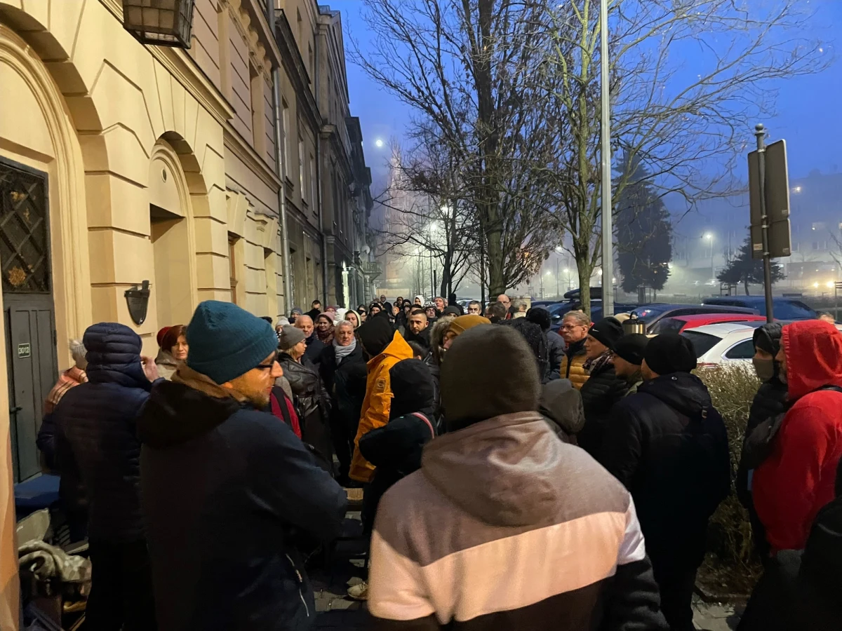 Kilkaset osób spędziło noc przed wejściem do budynku Urzędu Miejskiego w Krakowie przy Rynku Podgórskim. Od dziś przyjmowane są wnioski do miejskiego programu "Mieszkanie za remont". Jeśli zainteresowany otrzyma maksymalną liczbę punktów, obowiązuje zasada „kto pierwszy, ten lepszy”. 