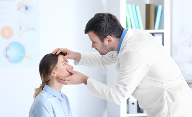 Chociaż co drugi Polak ma stwierdzoną wadę wzroku lub chorobę oczu, to regularne badania u okulisty wykonuje tylko jedna trzecia z nas, a 15 proc. nigdy nie zbadało wzroku – wynika z najnowszego badania opinii, zrealizowanego przez ośrodek IQS na zlecenie Vision Express.