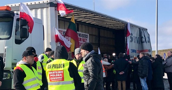 Rolnicy protestują w Miejscu Obsługi Pasażerów na drodze krajowej S61 przy granicy z Litwą. Nie doszło do zapowiadanej częściej blokady trasy. Na miejscu pojawili się też przedstawiciele litewskiego rządu.