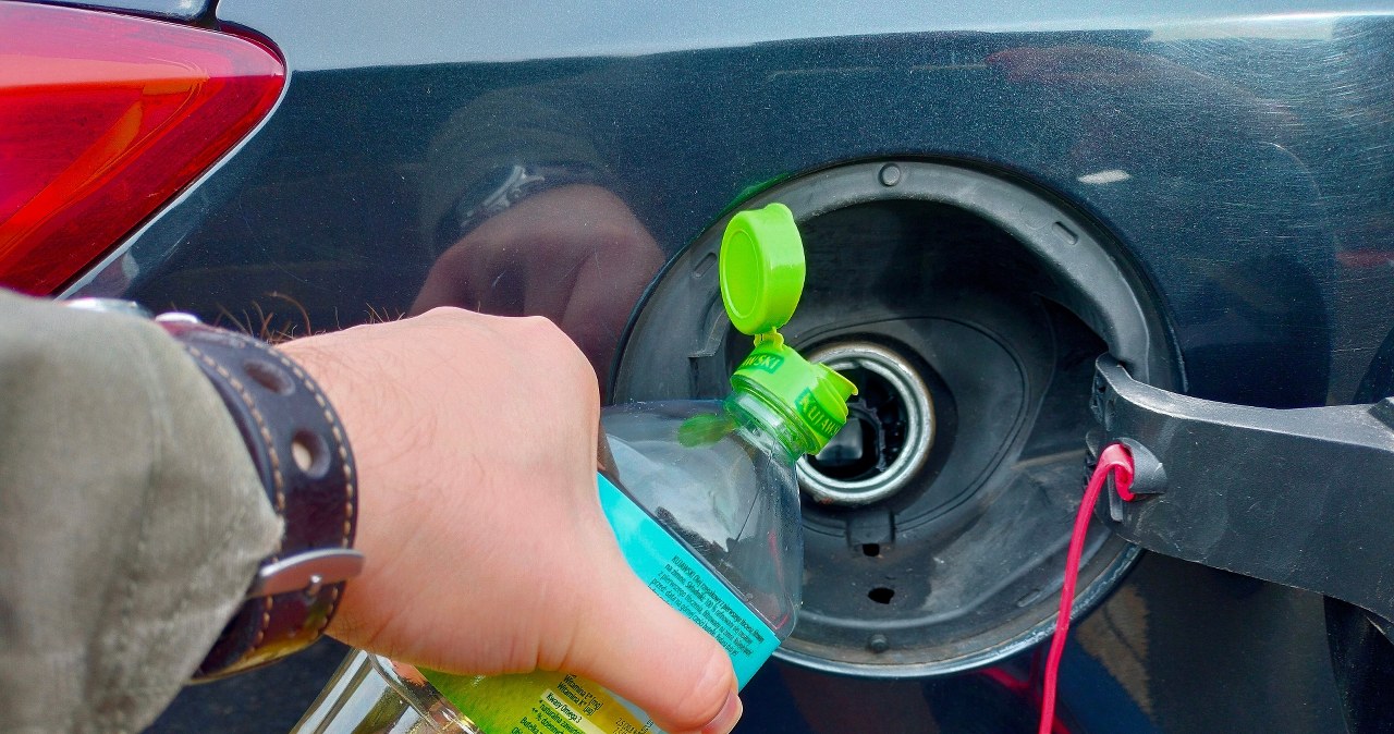 Kierowcy tankują z koszyków w marketach. Jest taniej niż na stacji