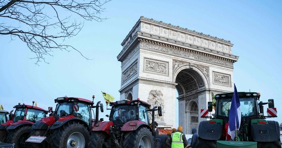 66 osób zatrzymano po rolniczym proteście w centrum Paryża. Rolnicy zablokowali ruch wokół Łuku Triumfalnego traktorami i belami słomy.